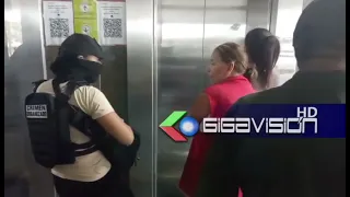 Instalan 4udi3nc¡a de medidas c@utelares de las dos mujeres que intaron recoger 4rm4s de grueso .