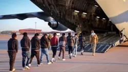 По мере усиления мер федерального правительства в отношении иммиграции, местные лидеры и правозащ... По мере усиления мер федерального правительства в отношении иммиграции, местные лидеры и правозащ...