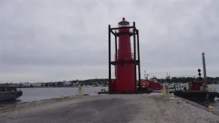 Algoma Pierhead Lighthouse gets new coat of paint in Sturgeon Bay