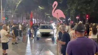 Pamje të FORTA, shoferi i bllokuar në trafik i jep gaz makinës mes turmës së protestuesve