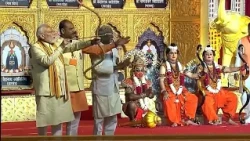 Dussehra in Indien: Riesige Dämonenfiguren brennen lichterloh