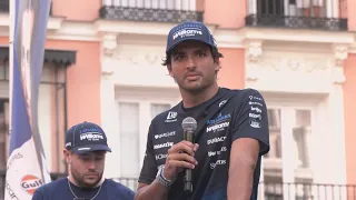 Carlos Sainz sparks frenzy in Callao ahead of the Madrid Grand Prix