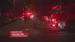 Пожарные борются с пожаром в жилом доме в центре города.