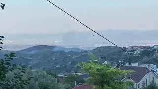 Dy helikopterë nisin ndërhyrjen nga ajri për shuarjen e flakëve në Bojë të Krujës
