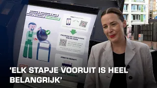 Sticker met uitleg op afvalcontainers moet rommel op straat voorkomen
