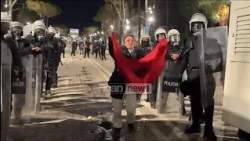 Protestuesit i kërkojnë "paqe" Policisë, thirrje në kor: Rama jep dorëheqjen