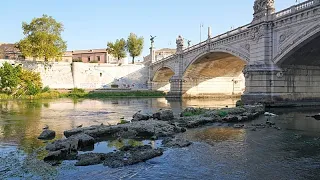 Itália: seca faz emergir no rio Tibre vestígios de ponte da Roma antiga