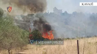 Përkeqësohet situata në Mallakastër, zgjerohet vatra e zjarrit, flakët përfshijnë sipërfaqe të madhe