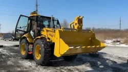 Приморский край передал десантникам экскаватор-погрузчик в зону СВО.