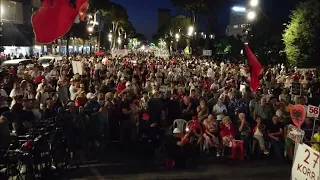 Sheshi para Kryeministrisë "zien" për të 56-ën ditë radhazi protestuesit kërkojnë dorëheqjen e Ramës