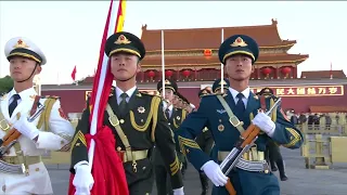 🇨🇳На площади Тяньаньмэнь подняли флаг в честь Дня образования КНР