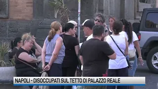 Napoli, striscione dei disoccupati su Palazzo Reale: «Fate presto»