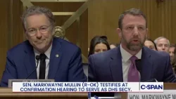 Между сенатором Рэндом Полом и кандидатом на пост министра внутренней безопасности сенатором Малл...