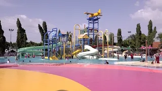 Packed! Families crowd the Paseo Xolotlán Water Park