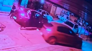Lomas del Mirador: le cerraron el paso y escapó con el auto por la vereda