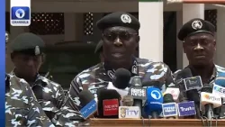 Начальник полиции Лагоса арестовал 47 подозреваемых, продемонстрировал оружие и изъял автомобили.