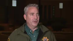 ПОЛНЫЙ ОБЗОР: Полиция проводит расследование после того, как мужчина был найден застреленным в св...