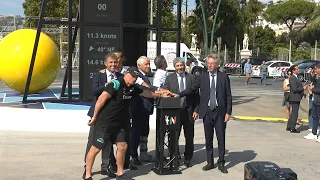 Napoli, acceso il grande orologio del countdown dell'America's Cup