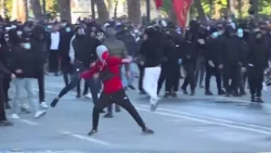 Protestuesit në bulevard, gurë policisë/ Tentojnë të afrohen te Kryeministria, policia i shpërndan