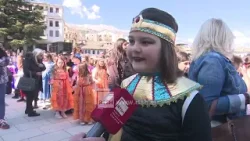 Karnavalet në Gjirokastër, maskat e kostumet shumëngjyrëshe gjallërojnë qytetin