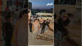 ⁨سياح أسبانيون من مسجد الطابية بأسوان شعب مصر مختلف وثقافة مختلفة لا يوجد بلد أجمل منها لزيارتها⁩
