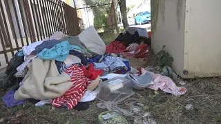 Kontajnery na použité oblečenie často končia neporiadkom