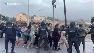 CEUTA | Police overwhelmed by the influx of migrants attempting to reach the port