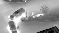 ПОЛНОЕ ВИДЕО: Видео с вертолета показывает, как полиция останавливает мужчину после погони.