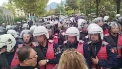 Tensionohet situata jashtë Kuvendit, protestuesit: Kapini gurët dhe sulmoni