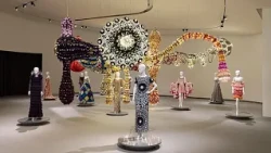 Joana Vasconcelos fusiona arte y alta costura en una exposición en Lisboa dedicada a Valentino