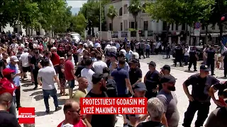 Shan protestuesit dhe tenton t’i kalojë me makinë, qëllohet me vezë dhe shishe uji! Ndërhyn policia