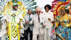 Bahamas: El rey Carlos III baila con vecinos en su visita caribeña
