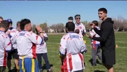 Колстон Лавленд оказывает поддержку спортсменам Специальной Олимпиады. Колстон Лавленд оказывает поддержку спортсменам Специальной Олимпиады.