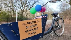 AZC’s in de regio: fietswerkplaats AZC Deelen en ervaringen van Wageningse  burgemeester met AZC's