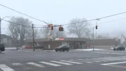 По данным полиции, в центре города двое случайных прохожих получили ранения после того, как воору...