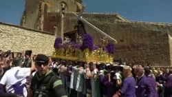 Los paracaidistas llevan al Nazareno al Castillo de Álora ante una multitud de fieles