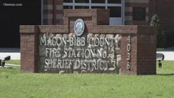 Водитель школьного автобуса в городе Мейкон обеспечил укрытие для учеников во время предупреждени... Водитель школьного автобуса в городе Мейкон обеспечил укрытие для учеников во время предупреждени...