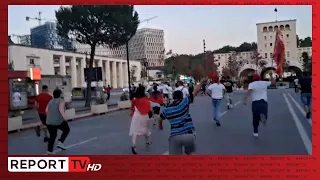 Tiranë/ Studentët shpalosin banderolën ‘Ju erdhi fundi’ te Politekniku, rojet ua heqin!