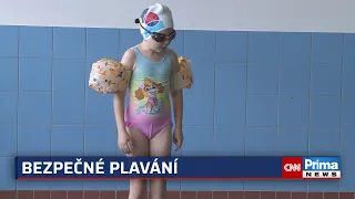 Děti s rukávky? Hrozí jim vykloubení ramene, varují experti. K plavání radí lepší variantu