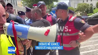 Qëllohet me vezë makina e ministrit Blendi Gonxhja! Revoltohen protestuesit