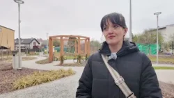 Rynek na Dąbrowie Narodowej od.Nowa. Popękane i zniszczone ławki