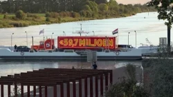 Opvallend tafereel op veerpont: truck met 59,7 miljoen euro vaart mee