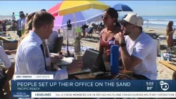 Жители Сан-Диего работают удаленно в Пасифик-Бич на фоне зимней жары.