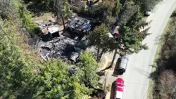 Ведется расследование после крупного пожара в жилом комплексе в Уиски-Крик.