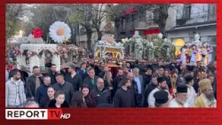 Këngë kishtare dhe lutje në rrugët e Korçës, besimtarët ortodoksë kremtojnë të Premten e Zezë