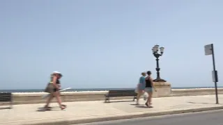 Bari, turisti (e non) a torso nudo in centro. Palone: “Multe? Solo per gli atti contrari al decoro”