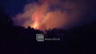 Zjarri në Krujë, terreni vështirëson ndërhyrjen. Flakët rrezikojnë të zbresin në zonat e banuara