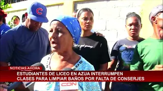 Estudiantes de liceo en Azua interrumpen clases para limpiar baños