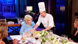 ¡De locos! Mirtha le corrigió al chef del hotel la forma por cómo tenía puesto su gorro de cocinero