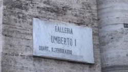 Galleria Umberto I, vandali e scarico merci  rischiano di danneggiare la pavimentazione